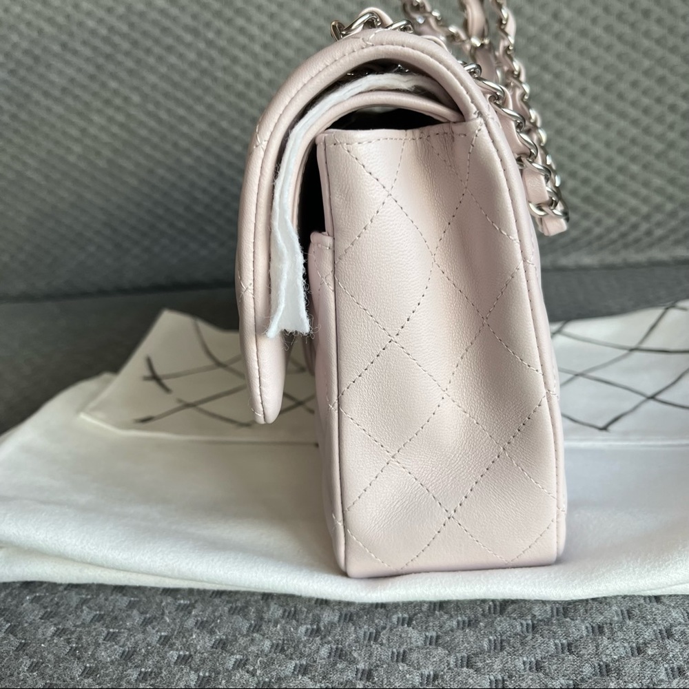 Chanel Spring 2021 Light Purple medium lambskin classic flap bag - Picture 4 of 16